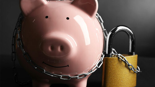 Sparschwein-angekettet-101476840-FO-Africa-Studio