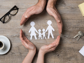 Haende-um-Papierfamilie-107163116-FO-Rido