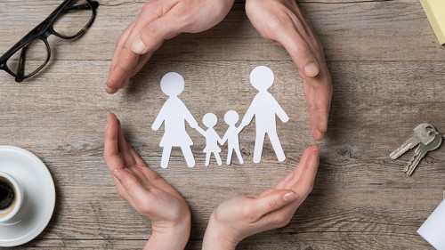 Haende-um-Papierfamilie-107163116-FO-Rido