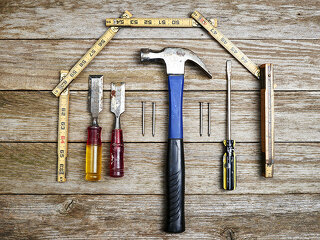 Werkzeug-unter-Meterstab-105969453-FO-goodmanphoto