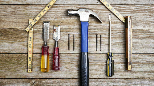 Werkzeug-unter-Meterstab-105969453-FO-goodmanphoto