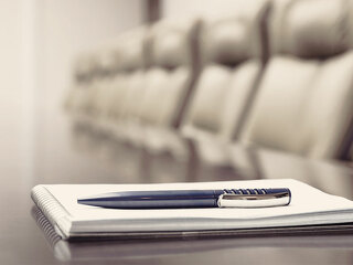 Konferenztisch-Unterlagen-Stift-95649616-FO-mariakraynova