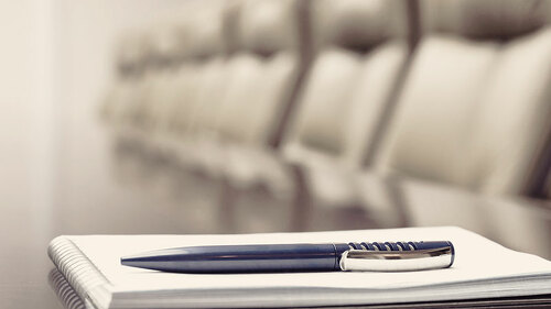 Konferenztisch-Unterlagen-Stift-95649616-FO-mariakraynova