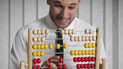 Anzugtareger-mit-Abakus-47886325-FO-alphaspirit