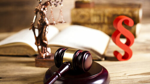 hammer-justizia-paragraphenzeichen-rot-69708403-FO-Sebastian-Duda