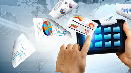 Hand-Tablet-Ordner-Papiere-47385709-FO-Sergey-Nivens