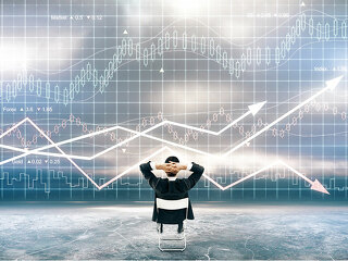 Anzugtraeger-zurueckgelehnt-vor-Graphen-106440712-FO-peshkov