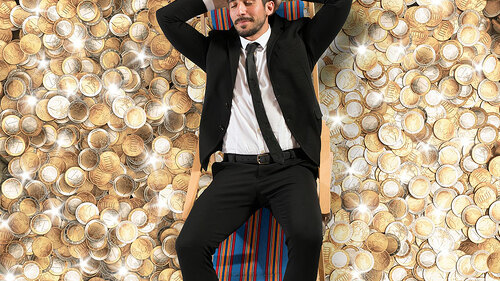 Anzugtraeger-Sonnenstuhl-auf-Muenzhaufen-100751522-FO-alphaspirit