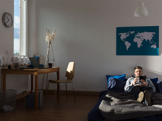 Mann-Matratze-Wohnung-99337565-FO-Photographee-eu