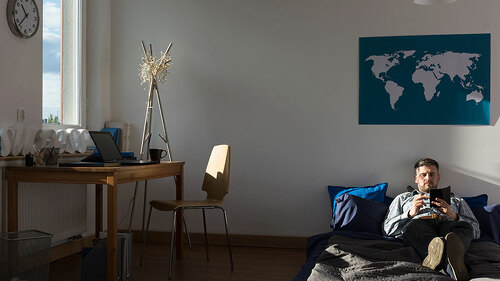 Mann-Matratze-Wohnung-99337565-FO-Photographee-eu