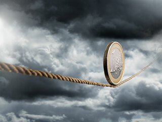 Euro-auf-Seil-39136430-FO-Stocksnapper