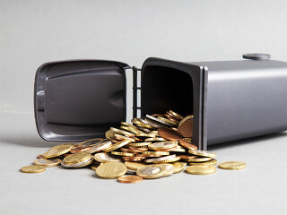 Euro-in-Muelltonne-66289653-FO-Guido-Grochowski