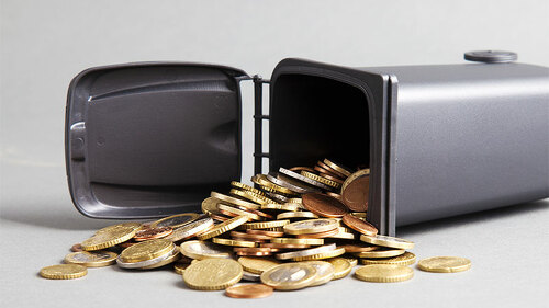 Euro-in-Muelltonne-66289653-FO-Guido-Grochowski