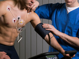 Mann-Arzt-Ergometer-107148375-FO-Photographee-eu