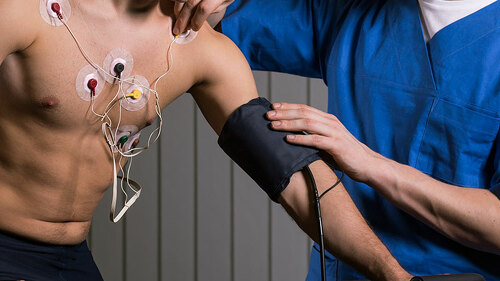 Mann-Arzt-Ergometer-107148375-FO-Photographee-eu