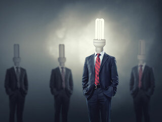 Anzugtrager-Gluehbirnen-Kopf-93374257-FO-Sergey-Nivens