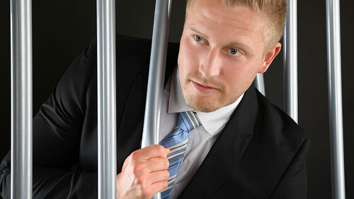 Anzugtraeger-verbiegt-Gitterstaebe-76179972-FO-Andrey-Popov