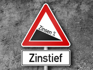 Verkerhsschild-Zinstief-92551850-FO-WoGi