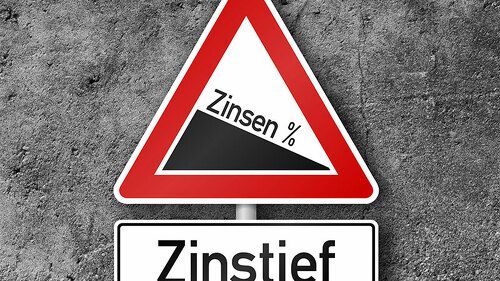 Verkerhsschild-Zinstief-92551850-FO-WoGi