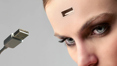 Frau-mit-USB-Schnittstelle-14778888-FO-olly
