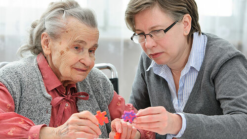 Mittelalte-Frau-mit-alter-Frau-68115852-FO-Alexander-Raths