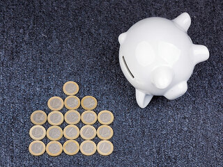 sparschwein-umgekippt-euro-haus-103464874-FO-m2k7