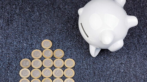 sparschwein-umgekippt-euro-haus-103464874-FO-m2k7