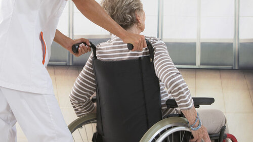 alte-frau-rollstuhl-pfleger-89969411-FO-JPC-PROD