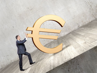 Anzugtraeger-rollt-Euro-Symbol-aufwaerts-73555331-FO-Sergey-Nivens