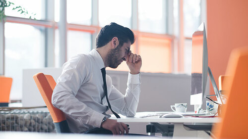 Deprimierter-Geschaeftsmann-107810822-FO-shock