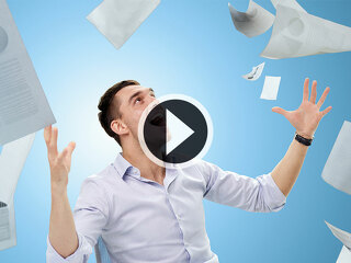 Makler-wirft-Dokumente-Playbutton-90991806-FO-Syda-Productions