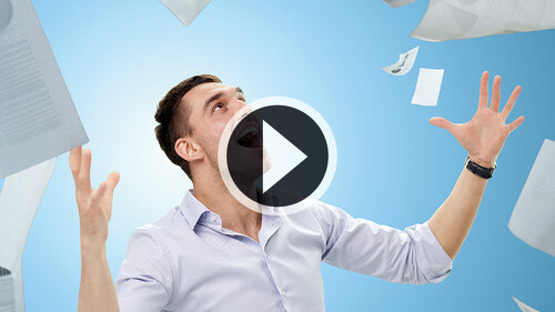 Makler-wirft-Dokumente-Playbutton-90991806-FO-Syda-Productions