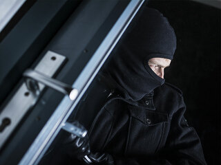 Einbrecher-knackt-Tuer-58863532-FO-bramgino