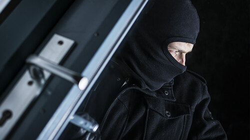 Einbrecher-knackt-Tuer-58863532-FO-bramgino