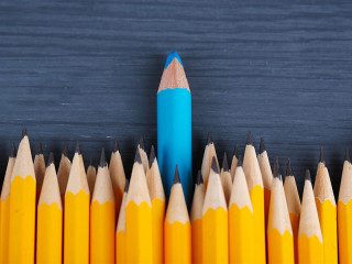 Blauer-Buntstift-unter-Bleistiften-59230341-FO-Africa-Studio