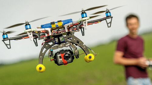 Mann-Fernbedienung-Drohne-88050819-FO-absurdovruslan