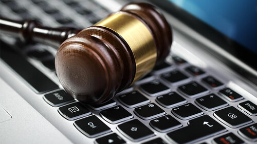 Richterhammer-auf-Laptop-73103777-FO-Brian-Jackson