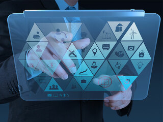 Anzugtraeger-mit-Cyber-Tablet-52401628-FO-everythingpossible