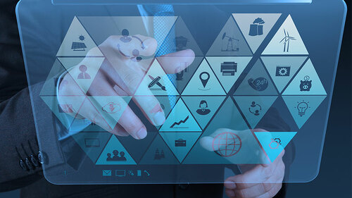 Anzugtraeger-mit-Cyber-Tablet-52401628-FO-everythingpossible