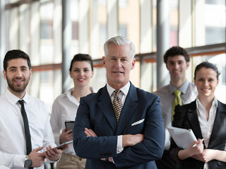 chef-mit-angestellten-107503773-FO-shock