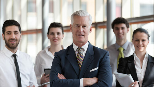 chef-mit-angestellten-107503773-FO-shock