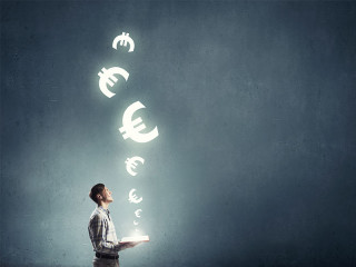 Mann-Eurosymbole-aus-Buch-95669460-FO-Sergey-Nivens