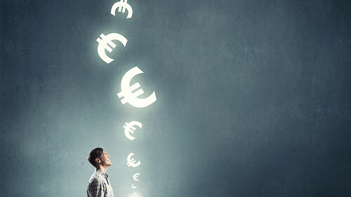 Mann-Eurosymbole-aus-Buch-95669460-FO-Sergey-Nivens