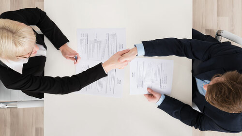 Bewerbungsgespraech-Handshake-108670924-FO-Andrey-Popov