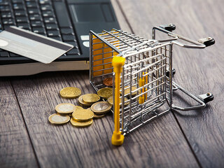 Laptop-Kreditkarte-Muenzen-Einkaufswagen-99913373-FO-Mediteraneo