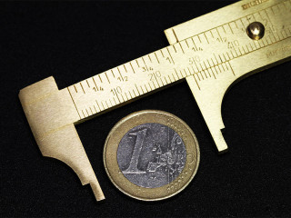 Messschieber-Euro-Muenze-52564035-FO-blende11-photo