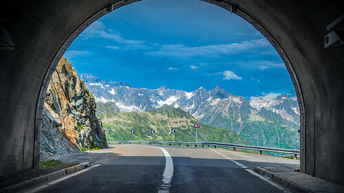 schweiz-tunnel-ausfahrt-88829909-FO-Tomasz-Zajda