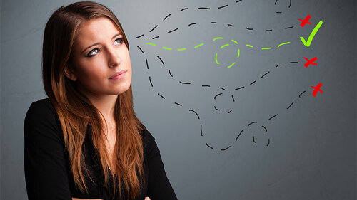 Frau-denkt-nach-67318839-FO-ra2-studio