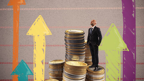Mann-auf-Muenzstapel-Pfeile-104790879-FO-alphaspirit