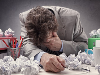 Anzugtrager-verzweifelt-zwischen-Papier-83189639-FO-Brian-Jackson